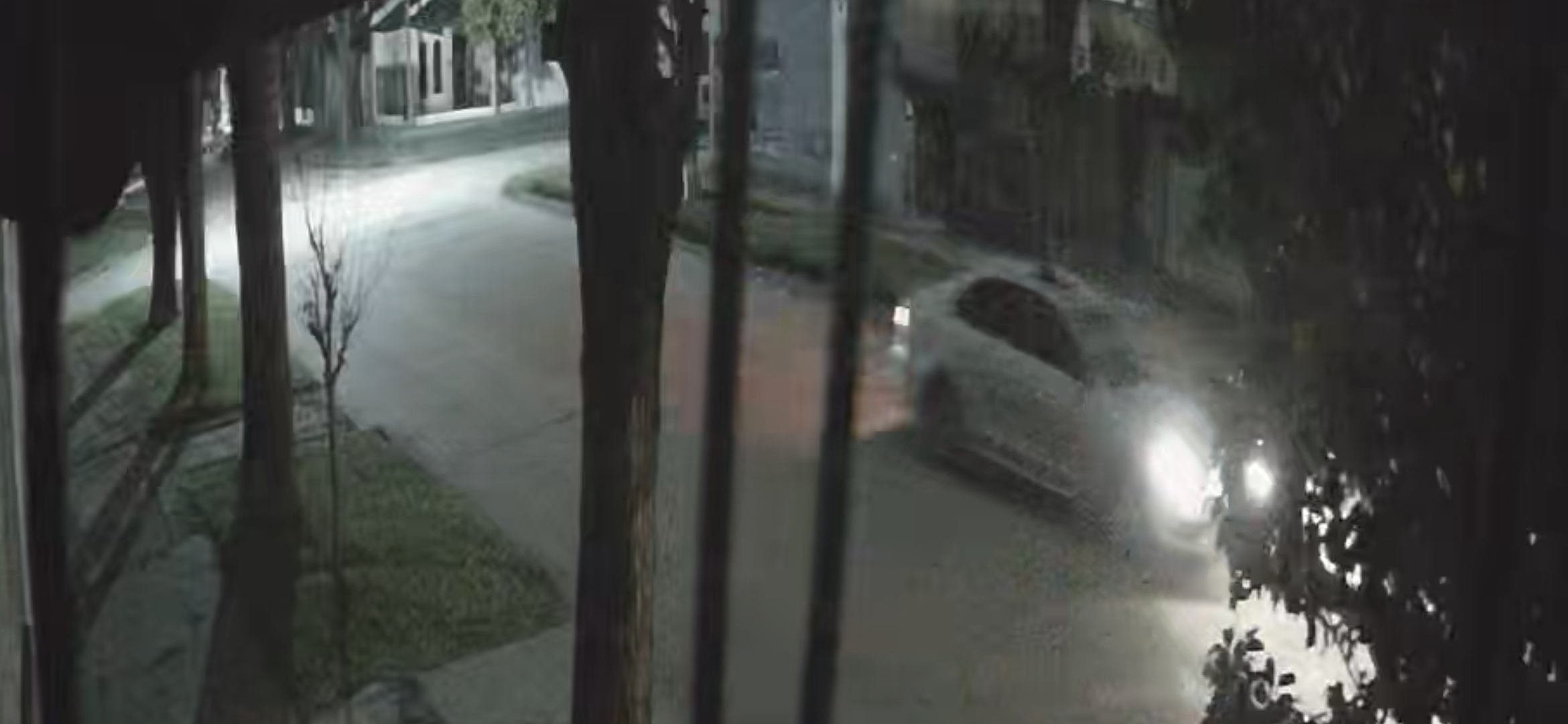 Choque y fuga en barrio Parque: buscan identificar al conductor que dañó un auto estacionado